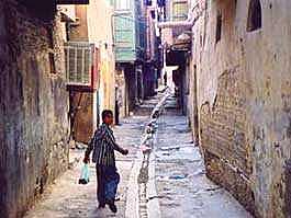Kind in den Straßen Bagdads